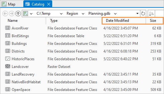 Katalogansicht, in der das Änderungsdatum und die Dateigröße für Feature-Classes und Tabellen angezeigt wird