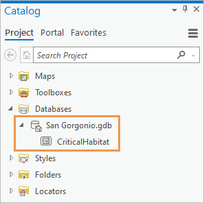 Panel Catálogo con la geodatabase del proyecto y la clase de entidad.