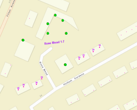 El mapa muestra la calle principal con los números de casa y con un espacio sin números, y una nueva calle a la que se le han asignado las direcciones de tejados 1–7.