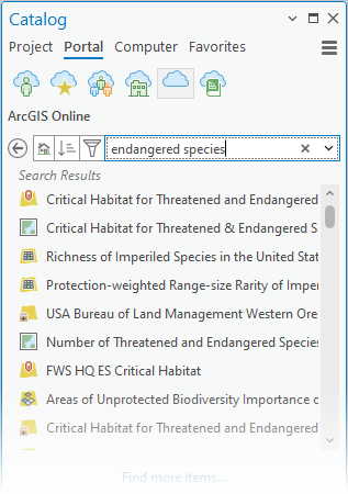 Panel Catálogo que muestra los resultados de la búsqueda desde ArcGIS Online.