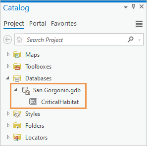 Fenêtre Catalogue affichant la géodatabase du projet et la classe d’entités.