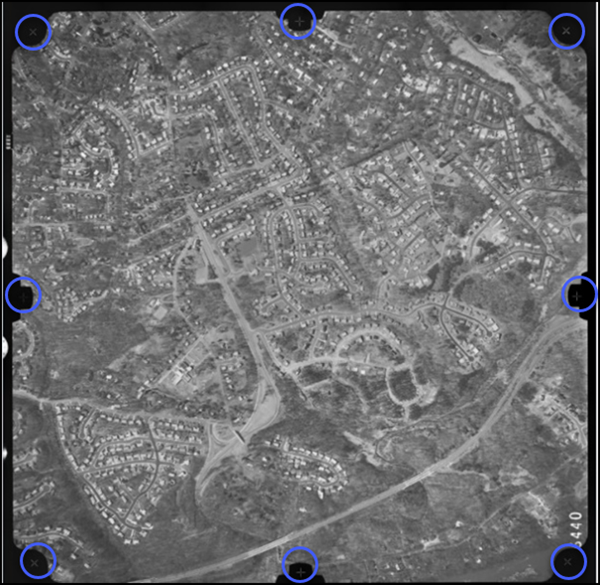 Сканированный аэрофотоснимок с указанными опорными точками